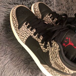 Air Jordan 1 Retro “Black Elephant Print”
